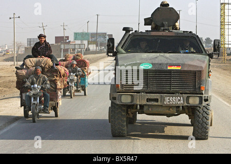 Bundeswehr-Soldaten der ISAF-Patrouille in einem gepanzerten Truppentransporter Dingo, Mazar-e Sharif, Afghanistan Stockfoto