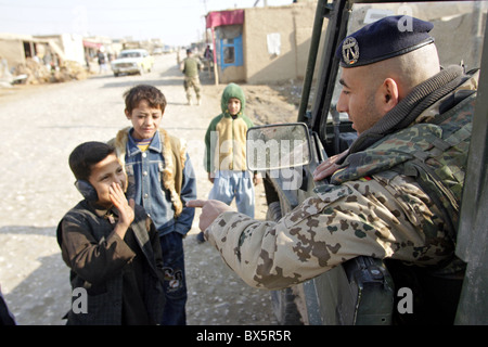 Ein Bundeswehr-Soldaten der ISAF-Patrouille auf dem Weg in ein Auto Wolf, Mazar-e Sharif, Afghanistan Stockfoto