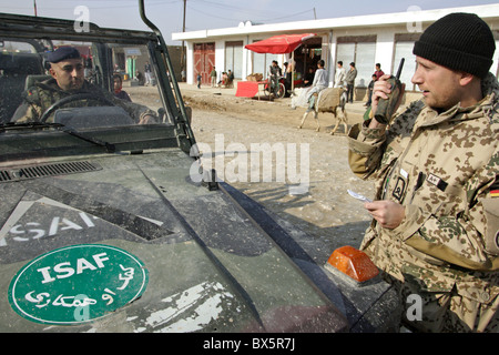 Bundeswehr-Soldaten der ISAF-Patrouille auf dem Weg in ein Auto Wolf, Mazar-e Sharif, Afghanistan Stockfoto