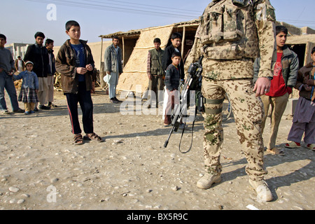 Soldaten der Bundeswehr in ISAF Schutzkräfte auf eine Patrouille, Mazar-e Sharif, Afghanistan zu dienen Stockfoto