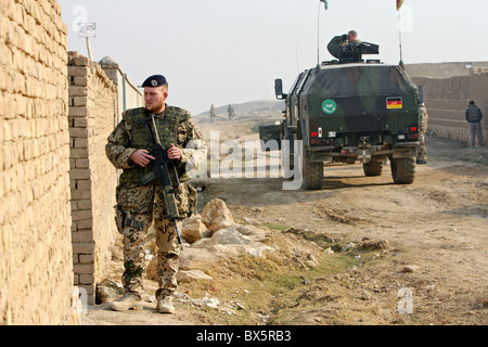 Soldaten der Bundeswehr in ISAF Schutzkräfte auf eine Patrouille, Mazar-e Sharif, Afghanistan zu dienen Stockfoto