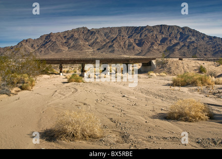 Eisenbahn Brücke über Arroyo, Cadiz Straße, Schiff Bergen in Dist, Mojave Trails National Monument, Mojave-Wüste, Kalifornien, USA Stockfoto