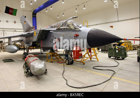 Eine deutsche Streitkräfte Recce-Tornado-Jet in einem Hangar in Mazar-e Sharif, Afghanistan Stockfoto