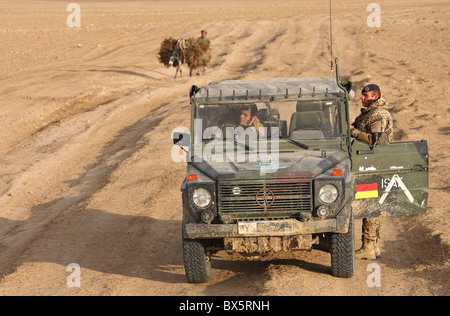 Soldaten der Bundeswehr in ISAF Schutzkräfte auf eine Patrouille, Mazar-e Sharif, Afghanistan zu dienen Stockfoto