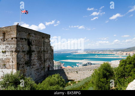 Auf der Suche nach Spanien über die Landebahn des Flughafens Gibraltar mit maurischen Burg Turm der Hommage im Vordergrund von Felsen von Gibraltar. Stockfoto