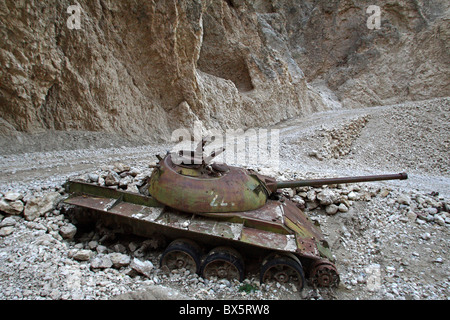 Verbrannte russische Panzer aufgegeben in Marmal Bergen, Mazar-e Sharif, Afghanistan Stockfoto