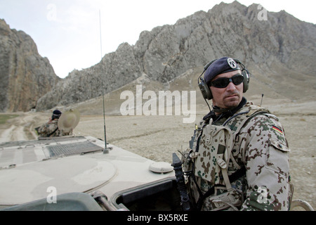 Soldat der Bundeswehr dienen in ISAF schützende Kräfte auf eine Patrouille, Mazar-e Sharif, Afghanistan Stockfoto