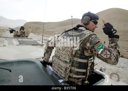 Soldat der Bundeswehr dienen in ISAF schützende Kräfte auf eine Patrouille, Mazar-e Sharif, Afghanistan Stockfoto
