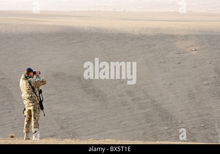 Soldat der Bundeswehr in ISAF Schutzkräfte zu dienen ist auf eine Patrouille, Mazar-e Sharif, Afghanistan Stockfoto