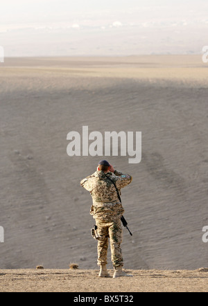 Soldat der Bundeswehr in ISAF Schutzkräfte zu dienen ist auf eine Patrouille, Mazar-e Sharif, Afghanistan Stockfoto