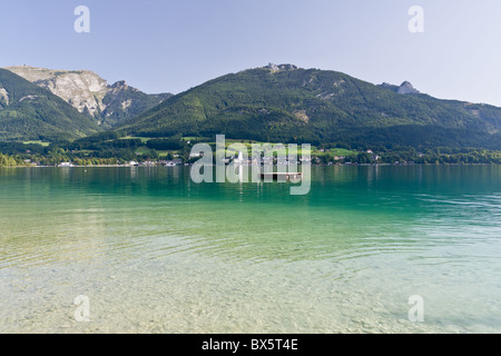 Beuatiful Alpensee mit kristallklarem Wasser Stockfoto