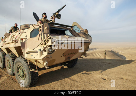 ISAF-Soldaten in eine Luke von einem Fuchs-Panzer, Mazar-e Sharif, Afghanistan Stockfoto