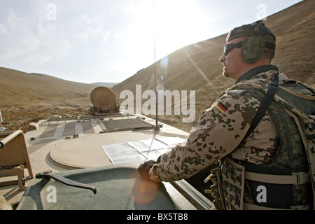 ISAF-Soldaten auf eine Patrouille, Mazar-e Sharif, Afghanistan Stockfoto