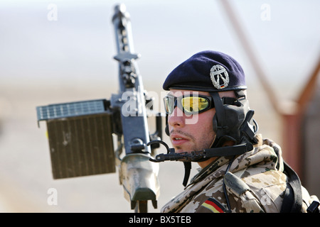 ISAF-Soldaten in eine Luke von einem Fuchs-Panzer, Mazar-e Sharif, Afghanistan Stockfoto