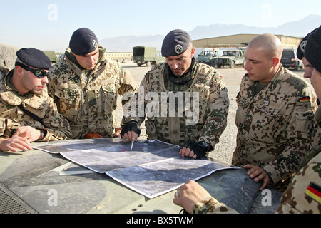 ISAF-Soldaten bei einem Briefing, Mazar-e Sharif, Afghanistan Stockfoto