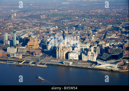 Liverpool Waterfront und den Fluss Mersey, aus der Luft, North West England, mit der Mersey Ferry Ankunft Stockfoto