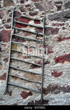 Skala Holzstäbchen an der Wand aus Steinen Stockfoto