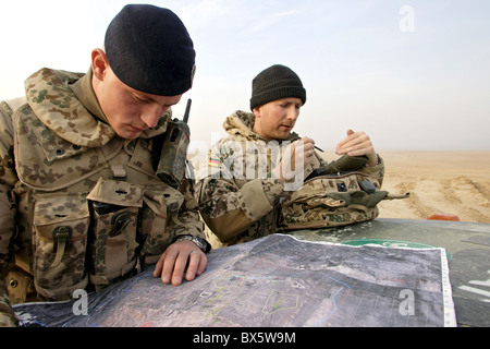 Bundeswehr-Soldaten der ISAF Check-Koordinaten auf einer Karte während Patrouille in den Marmal Bergen, Mazar-e Sharif, Afghanistan Stockfoto
