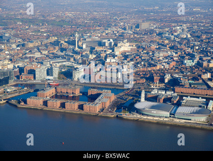 Liverpool Waterfront mit Albert Docks und die Arena mit dem Fluss Mersey, aus der Luft, North West England Stockfoto