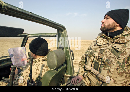 Bundeswehr-Soldaten der ISAF Patrouille auf dem Weg in ein Auto Wolf in den Marmal Bergen, Afghanistan Stockfoto