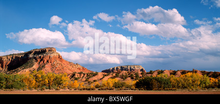 Farbenfrohe Norden von New Mexico Felsformationen, Wolken und blauer Himmel, auf der Ghost Ranch gesehen. Stockfoto