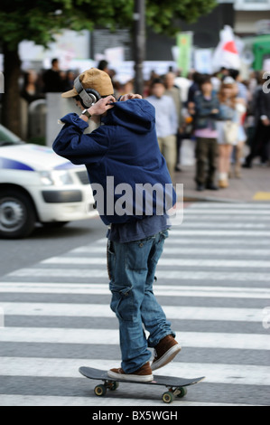 Junge Japaner auf Skateboard an der Shibuya Kreuzung, Tokyo, Japan Stockfoto