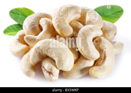 Cashew mit Blättern auf weißem Hintergrund Stockfoto
