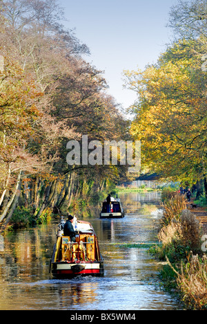 Schmale Boote auf dem Basingstoke Kanal bei Woodham, Surrey UK Stockfoto