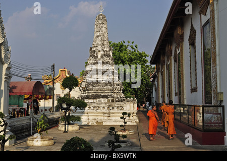 Stupa (Chedi) und Mönche, Wat Phanan Choeng, Ayutthaya, UNESCO-Weltkulturerbe, Thailand, Südostasien, Asien Stockfoto