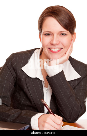 Attraktive Geschäftsfrau im Büro sitzen und Vertragsunterzeichnung. Isoliert auf weißem Hintergrund Stockfoto
