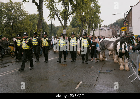 Polizei Linie Cordon, Hauptstraße, Appleby, als Reisende Protest zu Änderungen an der Appleby Horse Fair in Cumbria, UK. Stockfoto