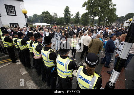 Polizei Linie Cordon, Hauptstraße, Appleby, als Reisende Protest zu Änderungen an der Appleby Horse Fair in Cumbria, UK. Stockfoto