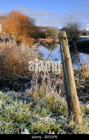 Winter-Flusslandschaft Stockfoto