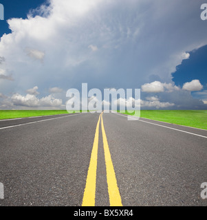 leerer Landstraße passieren den Sturm und die cloud Stockfoto