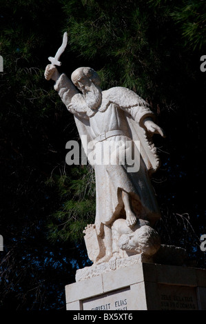 Bei der Karmeliter Kloster auf dem Berg Karmel in Haifa. Die Statue ist von Elijah töten die Priester des Baal. Stockfoto