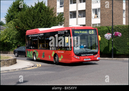 Ein Eindecker Hybrid Bus Köpfe in Richtung Ealing, West London. Der Bus ist von Optare gebaut und betrieben von Metroline Stockfoto