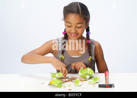 Ein Mädchen, die ihre Ersparnisse zählen Stockfoto