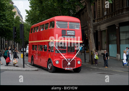 Ein Routemaster Bus mit Hochzeit Special auf dem Rollo tritt Trafalgar Square aus Northumberland Avenue Stockfoto