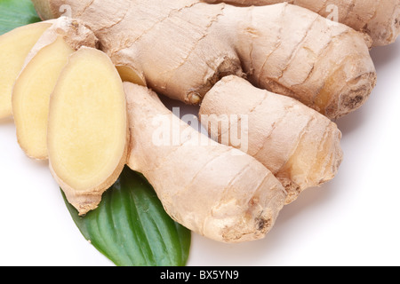 Frischer Ingwer mit verlässt isolierten auf weißen Hintergrund. Stockfoto