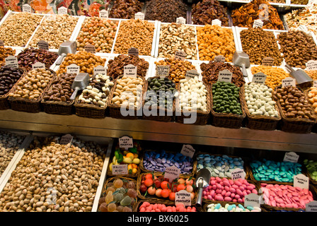 Candy angezeigt im berühmten Markthalle, die Mercat Sant Josep De La Boqueria (La Boqueria) erbaut im Jahre 1840 in Barcelona, Spanien Stockfoto