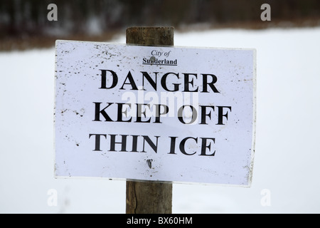 Ein Schild mit der Aufschrift Gefahr zu halten aus dünnem Eis, James Steel park, Washington, England, UK Stockfoto