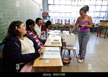 Bürgerin Gießen einen Stimmzettel Kommunalwahlen Costa Rica Stockfoto