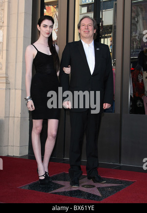 ZOE HANS ZIMMER HANS ZIMMER, die mit einem Stern auf dem HOLLYWOOD WALK OF FAME LOS ANGELES Kalifornien USA 8. Dezember 2010 ausgezeichnet Stockfoto