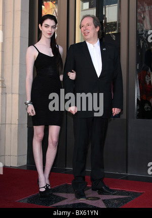 ZOE HANS ZIMMER HANS ZIMMER, die mit einem Stern auf dem HOLLYWOOD WALK OF FAME LOS ANGELES Kalifornien USA 8. Dezember 2010 ausgezeichnet Stockfoto