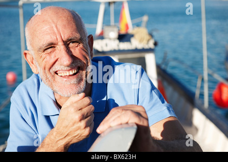 Fischer am Fischerboot Stockfoto