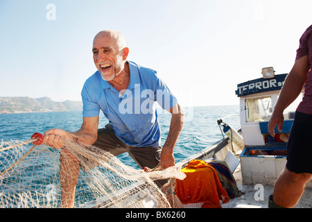 Fischer ziehen in Netzen Stockfoto