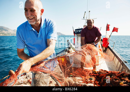 Fischer ziehen in Netzen Stockfoto