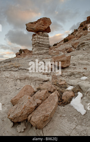 Balanced Rock im Plaza Blanca Badlands (The Sierra Negra Ödland), New Mexico, Vereinigte Staaten von Amerika, Nordamerika Stockfoto