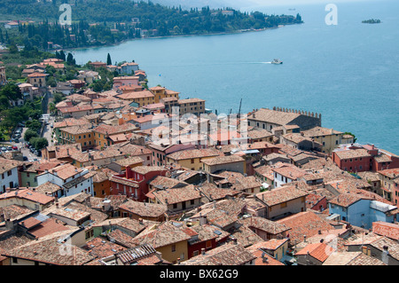 Malcesine am Gardasee in Norditalien von der Spitze des Schlosses Scaglieri Stockfoto