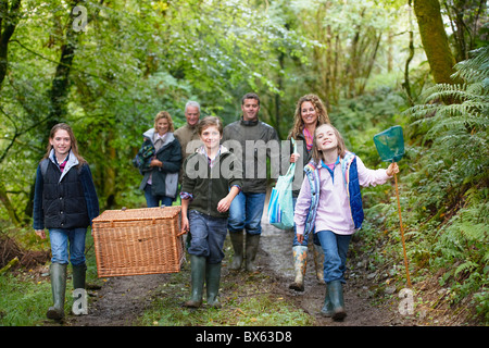 Familie zu Fuß durch den Wald Stockfoto